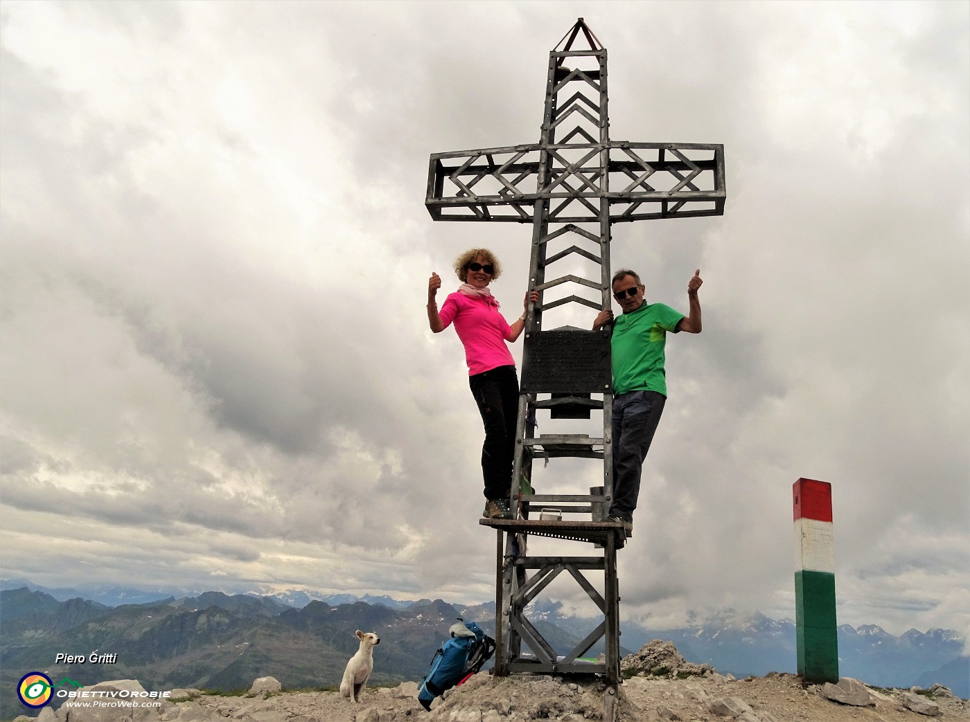 79 Alla croce di vetta del Pizzo Arera (2512 m).JPG -                                